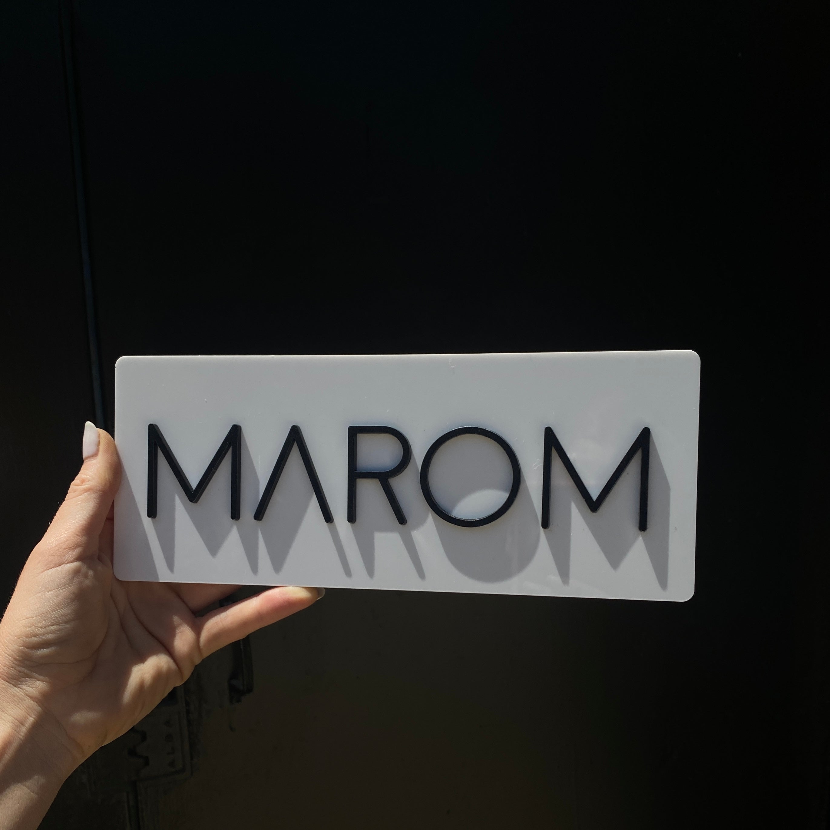 שלטים לדלת-אקריליק