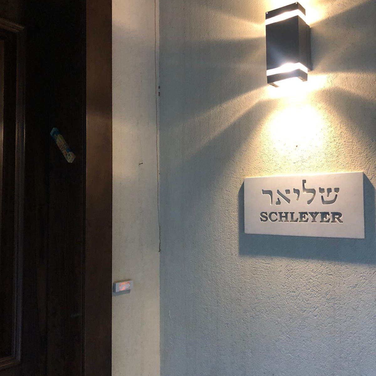 שלט כניסה לבית בטון טבעי-אפור | CUSTOM MADE | L | שלט כניסה לבית פרטי