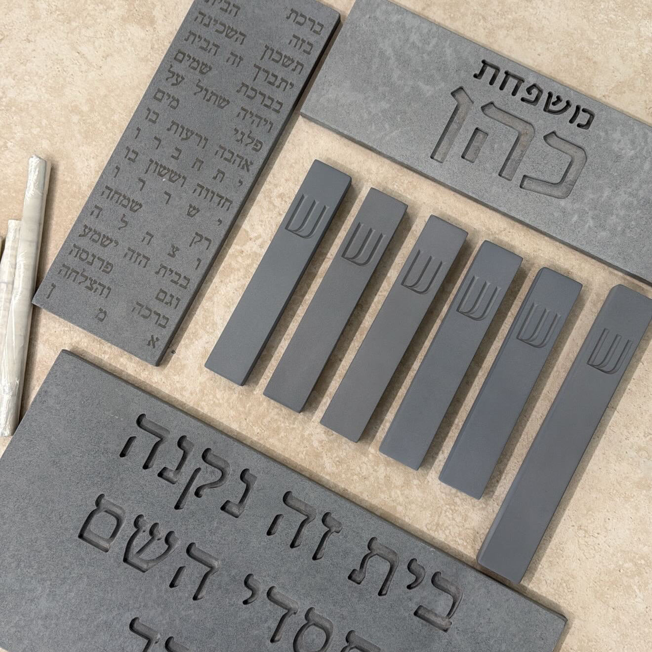סט שלט כניסה לבית+בית מזוזה-בטון טבעי אפור