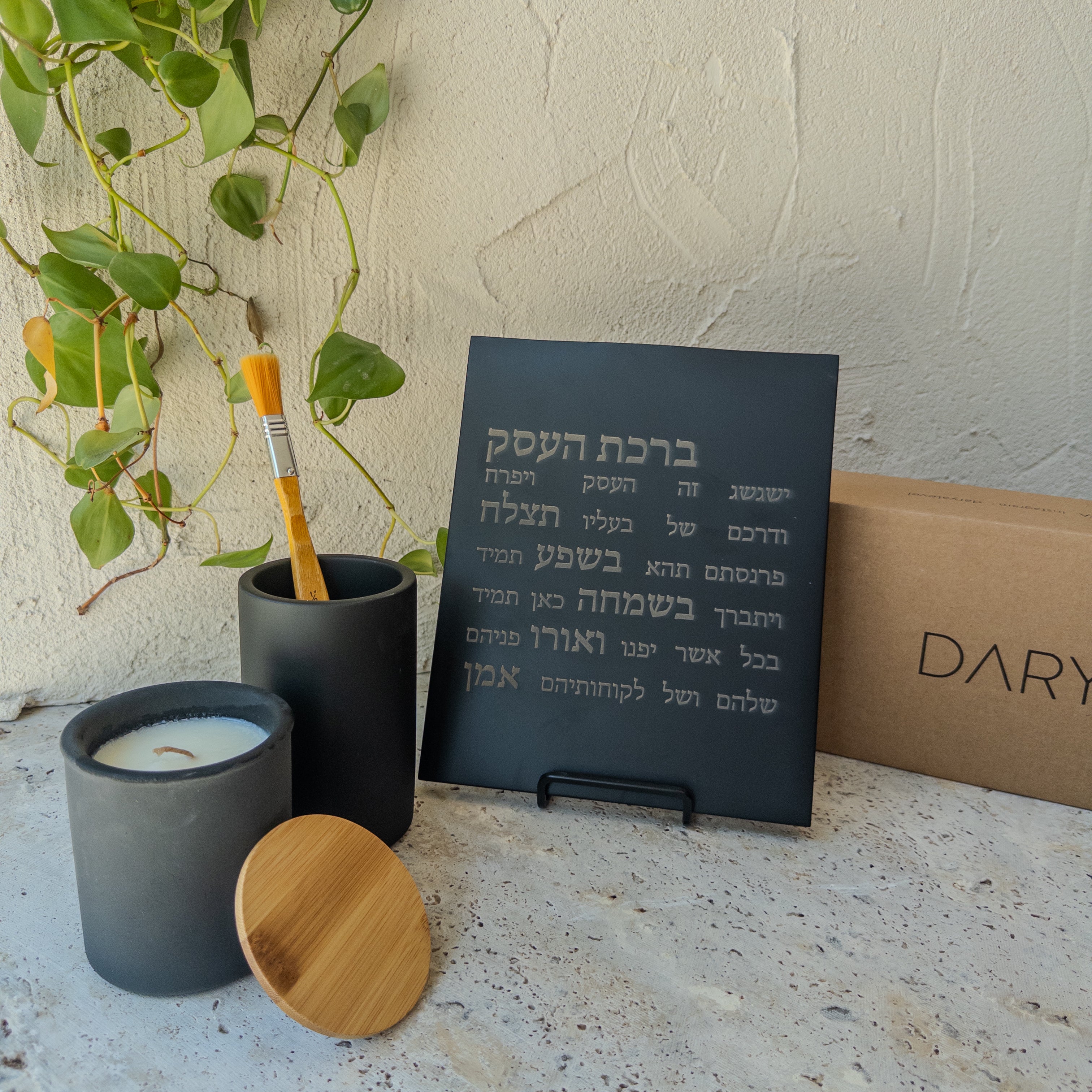 דלפק קבלה · ברכת העסק ומעמד, כוס לעטים, עציץ ונר ריחני