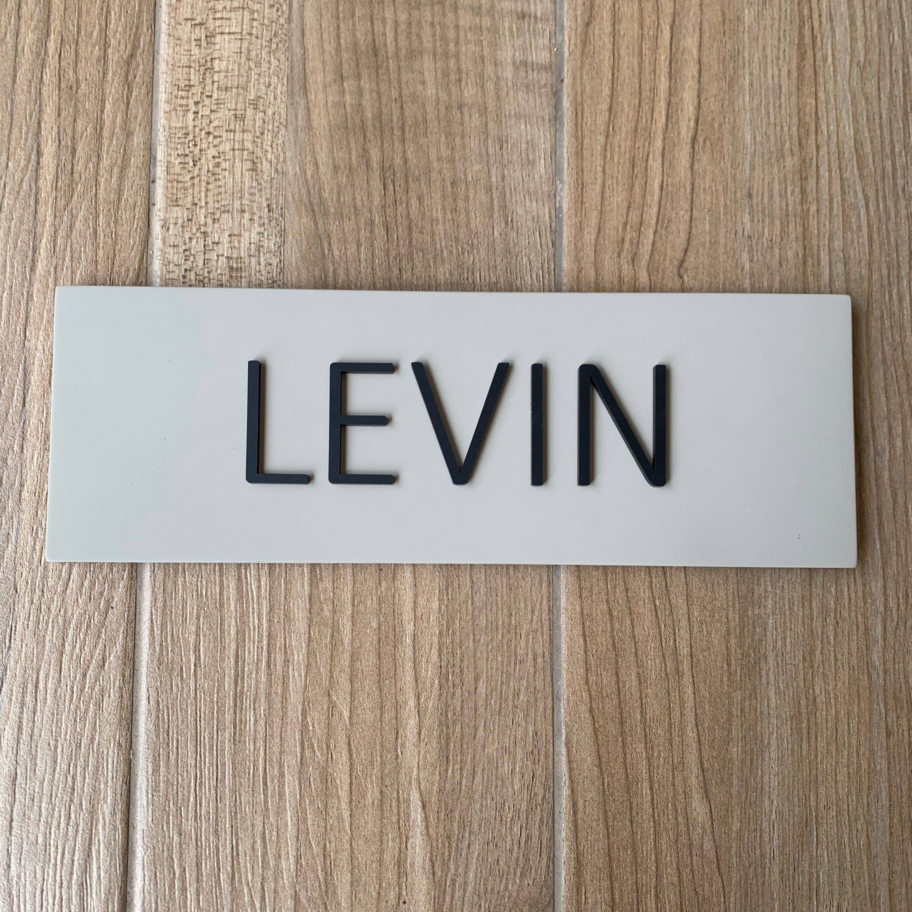 שלט לדלת | בטון אפור + אותיות אקריליק