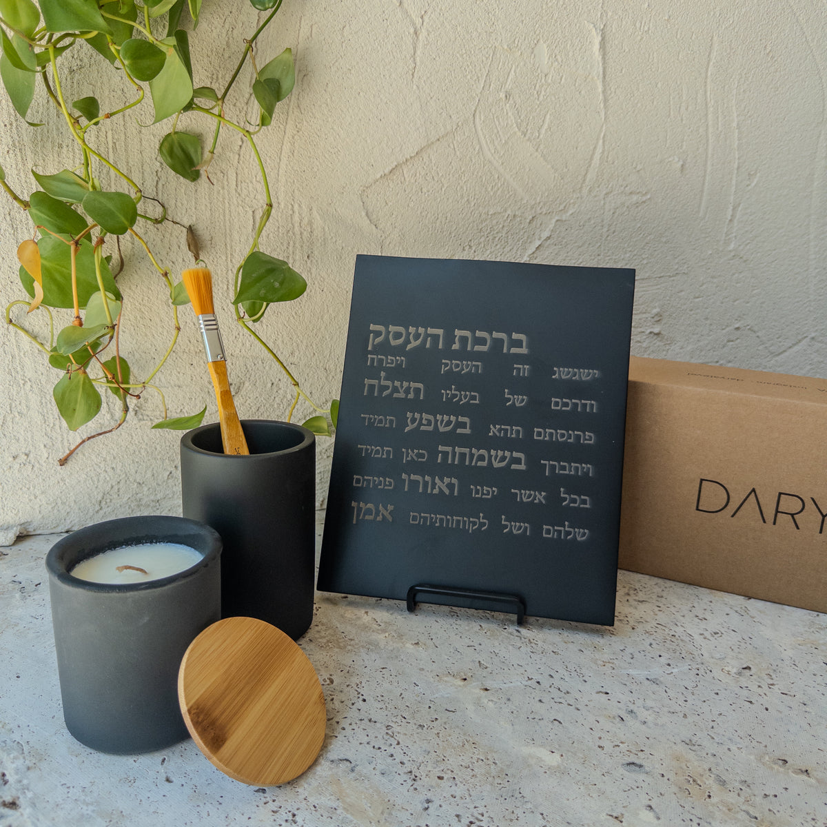 דלפק קבלה · ברכת העסק ומעמד, כוס לעטים, עציץ ונר ריחני