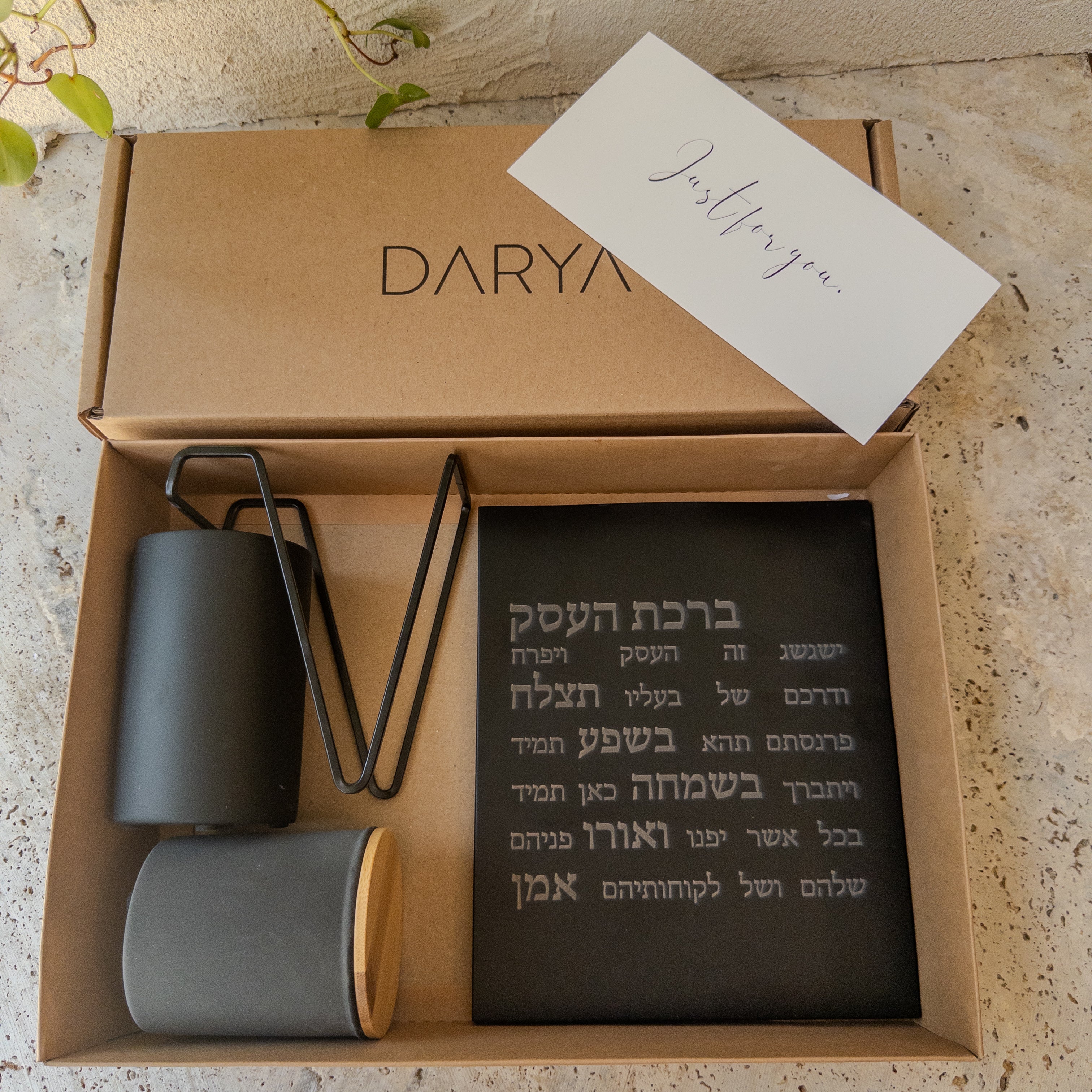 דלפק קבלה · ברכת העסק ומעמד, כוס לעטים, עציץ ונר ריחני