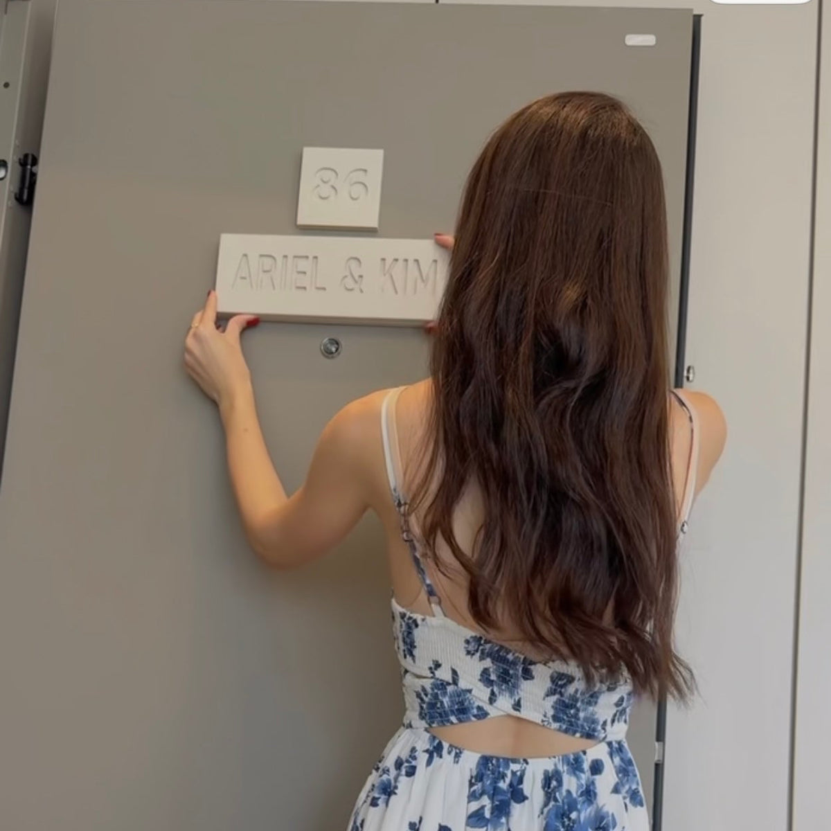חבילה | שלט כניסה לבית בטון טבעי לכניסה לבית + שלט מספר