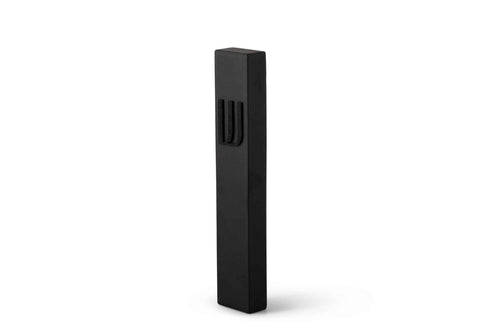 בית מזוזה מעוצב מבטון כפרי-עץ שחור-שחור